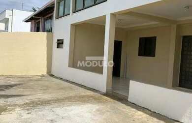 Imagem: A casa possui 4 Dormitórios, 4 Banheiros, 2 Vagas na garagem