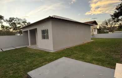 Imagem: A casa possui 2 Dormitórios, 2 Banheiros, 2 Vagas na garagem