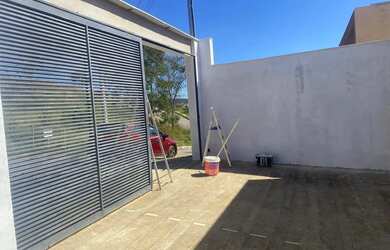 Imagem: A casa possui 3 Dormitórios, 2 Banheiros, 4 Vagas na garagem