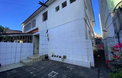 Imagem: A casa possui 4 Dormitórios, 3 Banheiros, 2 Vagas na garagem