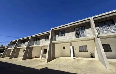 Imagem: A casa possui 3 Dormitórios, 2 Banheiros, 1 Vaga na garagem