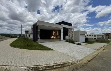 Imagem: A casa possui 3 Dormitórios, 3 Banheiros, 4 Vagas na garagem