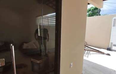 Imagem: A casa possui 3 Dormitórios, 1 Banheiro, 2 Vagas na garagem