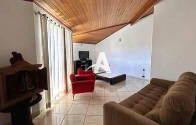 Imagem: A casa possui 4 Dormitórios, 5 Banheiros, 4 Vagas na garagem