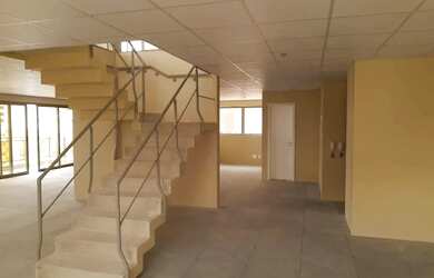 Imagem: O depósito possui 5 Vagas na garagem, 330m² de Área, Imóvel