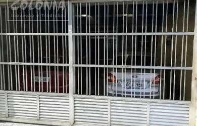 Imagem: A casa possui 4 Dormitórios, 3 Banheiros, 2 Vagas na garagem