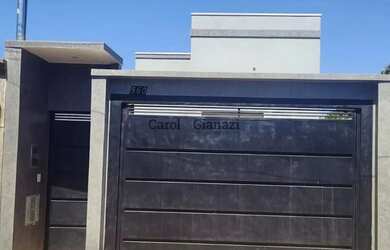 Imagem: A casa possui 2 Dormitórios, 2 Banheiros, 2 Vagas na garagem