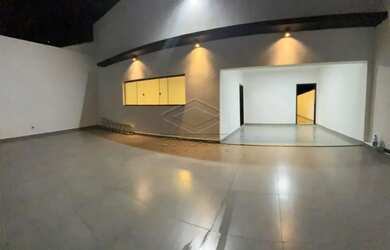 Imagem: A casa possui 3 Dormitórios, 2 Banheiros, 4 Vagas na garagem