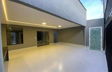 Imagem: A casa possui 3 Dormitórios, 2 Banheiros, 2 Vagas na garagem