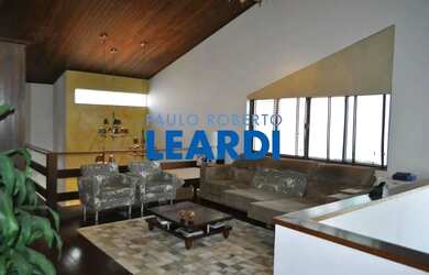 Imagem: A casa possui 4 Dormitórios, 5 Banheiros, 5 Vagas na garagem