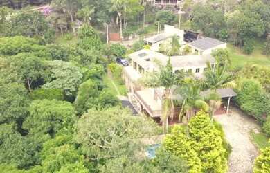 Imagem: A casa possui 3 Dormitórios, 3 Banheiros, 473m² de Área e