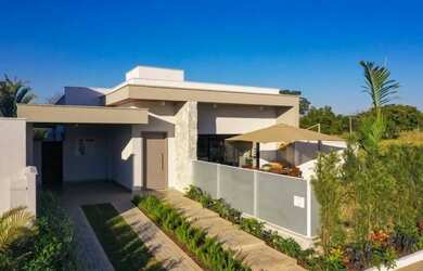 Imagem: A casa possui 3 Dormitórios, 3 Banheiros, 2 Vagas na garagem