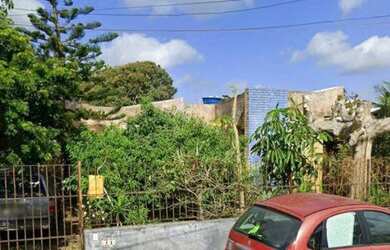 Imagem: A casa possui 4 Dormitórios, 1 Banheiro, 2 Vagas na garagem