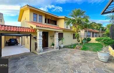 Imagem: A casa possui 3 Dormitórios, 2 Banheiros, 4 Vagas na garagem