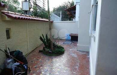 Imagem: A casa possui 5 Dormitórios, 2 Banheiros, 2 Vagas na garagem