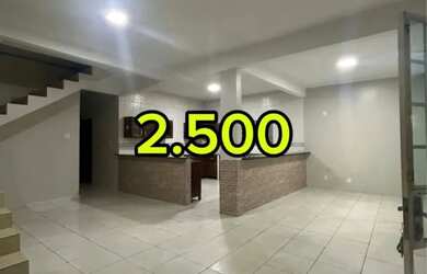 Imagem: A casa possui 4 Dormitórios, 2 Banheiros, 5 Vagas na garagem