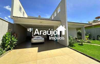 Imagem: A casa possui 3 Dormitórios, 3 Banheiros, 2 Vagas na garagem