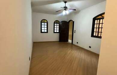 Imagem: A casa para alugar possui 3 Dormitórios, 3 Banheiros, 2 Vagas