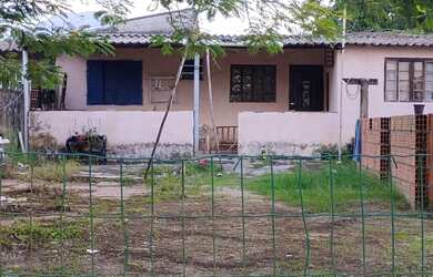 Imagem: A casa possui 2 Dormitórios, Acomodam 10 pessoas, 5 Vagas na