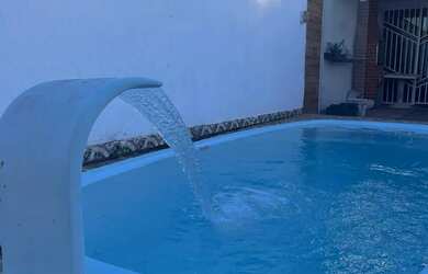 Imagem: A casa possui 2 Dormitórios, 1 Banheiro, 2 Vagas na garagem