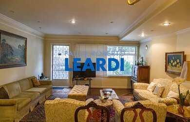 Imagem: A casa possui 5 Dormitórios, 3 Banheiros, 630m² de Área e