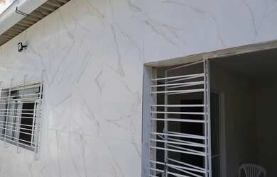 Imagem: A casa possui 3 Dormitórios, Acomodam 10 pessoas, 1 Vaga na