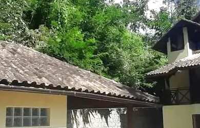 Imagem: A casa possui 4 Dormitórios, 3 Banheiros, 2 Vagas na garagem