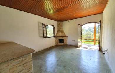 Imagem: A casa possui 2 Dormitórios, 1 Banheiro e está localizado