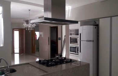 Imagem: A casa possui 3 Dormitórios, 2 Banheiros, 3 Vagas na garagem