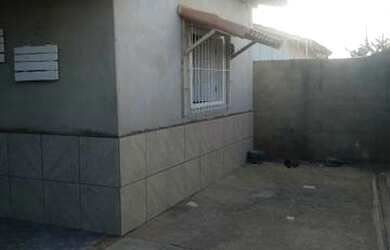 Imagem: A casa possui 2 Dormitórios, 2 Banheiros, 2 Vagas na garagem