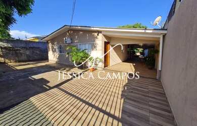 Imagem: A casa possui 3 Dormitórios, 2 Banheiros, 3 Vagas na garagem