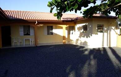 Imagem: A casa possui 3 Dormitórios, 2 Banheiros, 1 Vaga na garagem