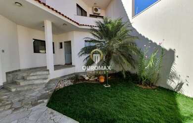 Imagem: A casa possui 3 Dormitórios, 3 Banheiros, 4 Vagas na garagem