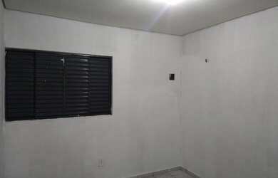 Imagem: A casa possui 3 Dormitórios, 1 Banheiro, 1 Vaga na garagem