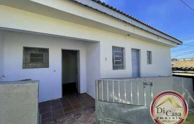 Imagem: A casa possui 1 Dormitório, 1 Banheiro, 1 Vaga na garagem