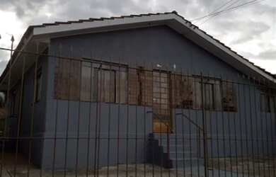 Imagem: A casa possui 3 Dormitórios, 2 Banheiros, 1 Vaga na garagem