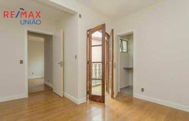 Imagem: A casa possui 4 Dormitórios, 5 Banheiros, 2 Vagas na garagem