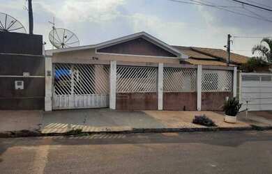 Imagem: A casa possui 3 Dormitórios, 2 Banheiros, 1 Vaga na garagem