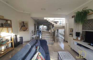 Imagem: A casa em condomínio possui 4 Dormitórios, 5 Banheiros, 5