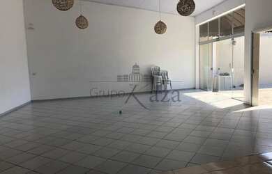 Imagem: O depósito possui 2 Vagas na garagem, 176m² de Área e está