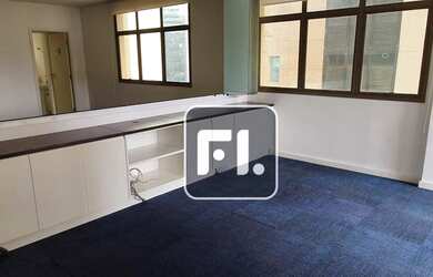 Imagem: O depósito possui 3 Vagas na garagem, 130m² de Área e está