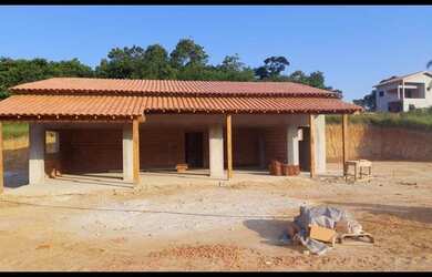 Imagem: A casa possui 2 Dormitórios, 1 Banheiro, 2 Vagas na garagem