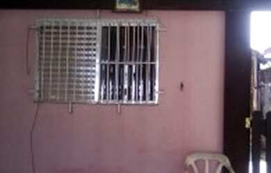 Imagem: A casa possui 3 Dormitórios, 1 Banheiro, 1 Vaga na garagem