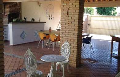 Imagem: A casa possui 4 Dormitórios, 4 Banheiros, 4 Vagas na garagem