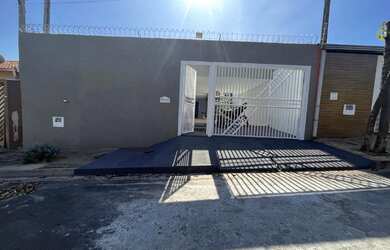 Imagem: A casa possui 3 Dormitórios, 2 Banheiros, 2 Vagas na garagem