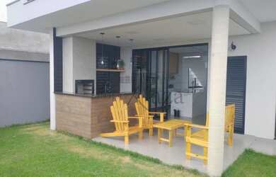 Imagem: A casa em condomínio possui 4 Dormitórios, 3 Banheiros, 4