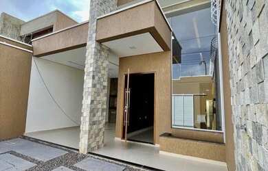 Imagem: A casa possui 3 Dormitórios, 2 Banheiros, 2 Vagas na garagem