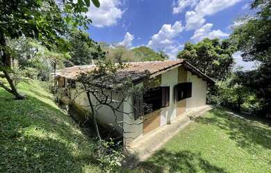 Imagem: A casa possui 4 Dormitórios, 4 Banheiros, 5 Vagas na garagem