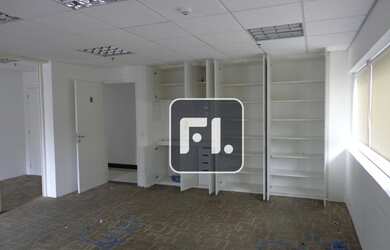 Imagem: O depósito possui 3 Vagas na garagem, 104m² de Área e está