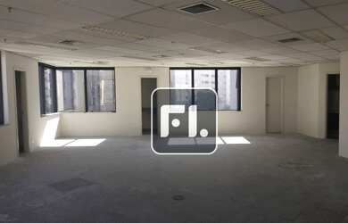 Imagem: O depósito possui 5 Vagas na garagem, 240m² de Área e está